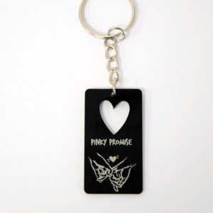 Brelok pinky promise, czarny.