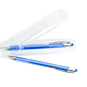 Długopis z grawerem dwustronnym, w przeźroczystym etui plastikowym.