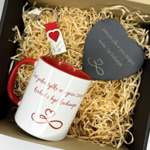 KUBEK Z PODKŁADKĄ Z ŁUPKA KAMIENNEGO ORAZ BRELOKIEM, W ZESTAWIE Z PUDEŁKIEM